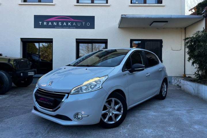PEUGEOT 208